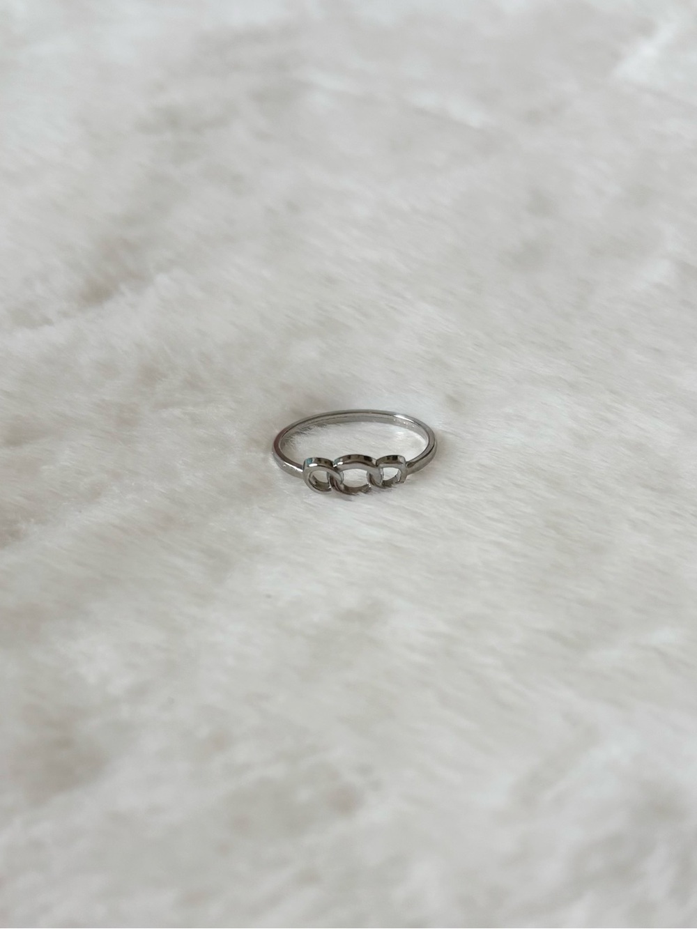 5/$15 🩷 MUST BUNDLE Silver Interlinked Circle Stackable Ring - Women Jewelry - Picture 2 of 3